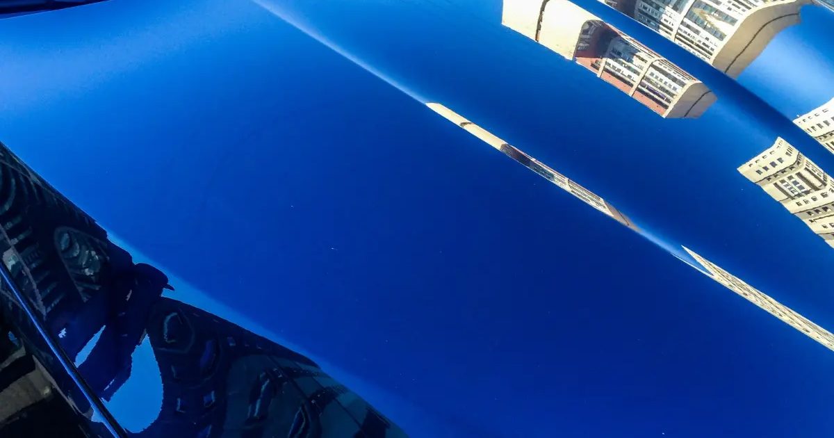 Perfekcyjnie płaska maska samochodu – dlaczego warto o nią zadbać i jak to osiągnąć?